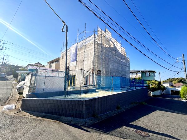 鎌倉市城廻 新築戸建 前面道路含む外観 鎌倉市城廻 新築戸建 前面道路含む外観