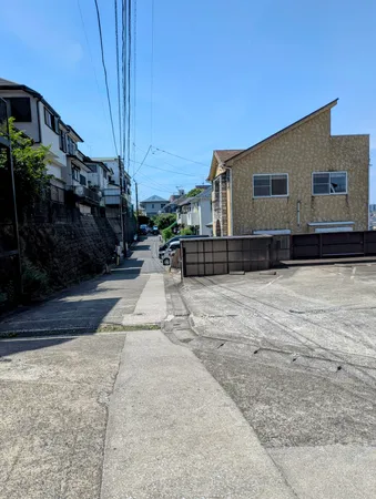 【前面道路】スーパーやコンビニ等が徒歩７分圏内に揃う、生活に便利な住環境です。