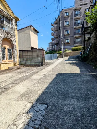 【前面道路】公園や小・中学校も近く子育て世帯にもおすすめです。