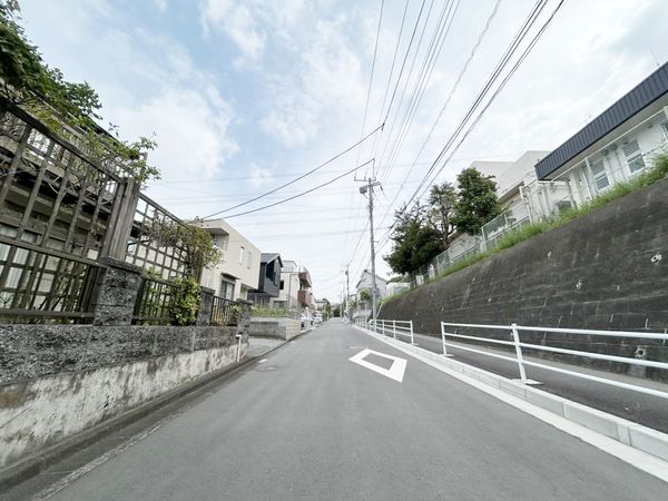 戸塚区名瀬町 戸建 前面道路含む外観 戸塚区名瀬町 戸建 前面道路含む外観