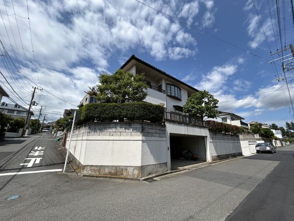 戸塚区名瀬町戸建 前面道路含む外観 戸塚区名瀬町戸建 前面道路含む外観