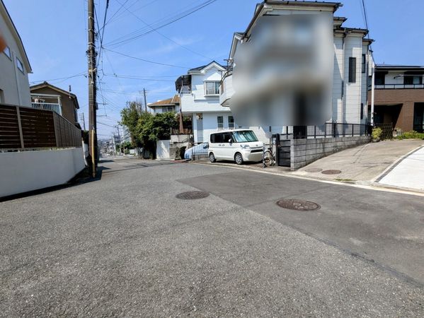 保土ケ谷区権太坂3丁目 新築戸建 前面道路含む外観