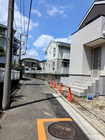 戸塚区平戸町 新築戸建 前面道路含む外観 戸塚区平戸町 新築戸建 前面道路含む外観