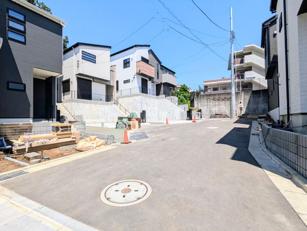 戸塚区平戸町 新築戸建 B棟 前面道路含む外観 戸塚区平戸町 新築戸建 B棟 前面道路含む外観