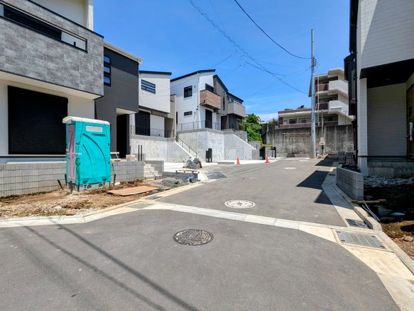 戸塚区平戸町 新築戸建 B棟 前面道路含む外観 戸塚区平戸町 新築戸建 B棟 前面道路含む外観