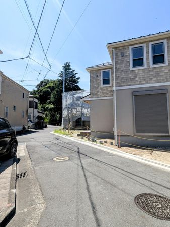 戸塚区前田町 新築戸建3号棟 前面道路含む外観