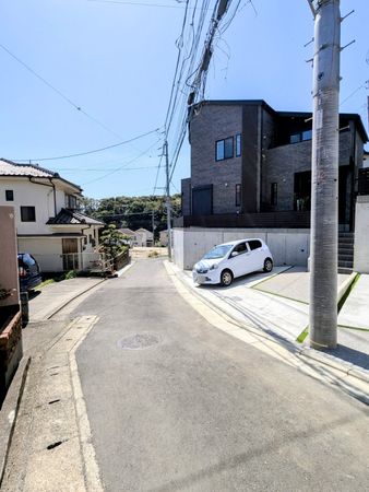 戸塚区平戸5丁目 新築戸建 1号棟 前面道路含む外観 戸塚区平戸5丁目 新築戸建 1号棟 前面道路含む外観