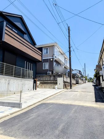 戸塚区名瀬町 新築戸建 2号棟 前面道路含む外観 戸塚区名瀬町 新築戸建 2号棟 前面道路含む外観