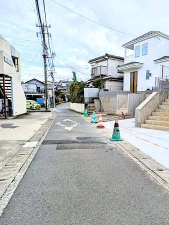 戸塚区平戸3丁目 新築戸建 2号棟 前面道路含む外観 戸塚区平戸3丁目 新築戸建 2号棟 前面道路含む外観