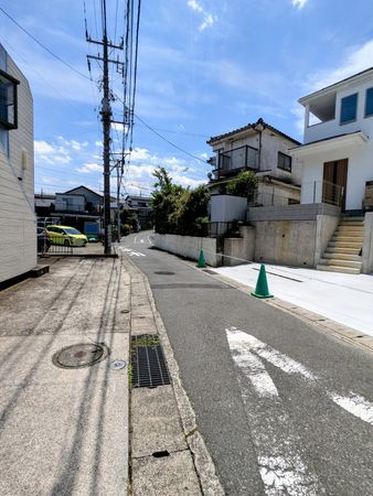 戸塚区平戸3丁目 新築戸建 1号棟 前面道路含む外観 戸塚区平戸3丁目 新築戸建 1号棟 前面道路含む外観