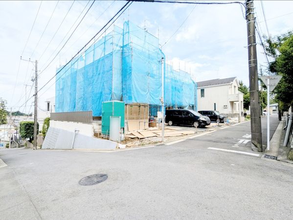 南区六ツ川3丁目 新築戸建 A号棟 前面道路含む外観 南区六ツ川3丁目 新築戸建 A号棟 前面道路含む外観