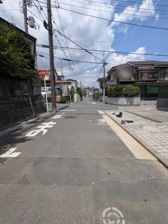 南区六ツ川3丁目 新築戸建 A号棟 前面道路含む外観 南区六ツ川3丁目 新築戸建 A号棟 前面道路含む外観