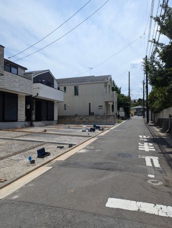 南区六ツ川3丁目 新築戸建 B号棟 前面道路含む外観 南区六ツ川3丁目 新築戸建 B号棟 前面道路含む外観
