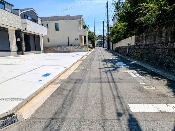 南区六ツ川3丁目 新築戸建 B号棟 前面道路含む外観 南区六ツ川3丁目 新築戸建 B号棟 前面道路含む外観