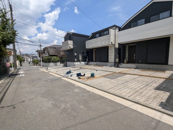 南区六ツ川3丁目 新築戸建 C号棟 前面道路含む外観 南区六ツ川3丁目 新築戸建 C号棟 前面道路含む外観