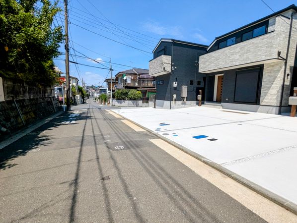 南区六ツ川3丁目 新築戸建 C号棟 前面道路含む外観 南区六ツ川3丁目 新築戸建 C号棟 前面道路含む外観