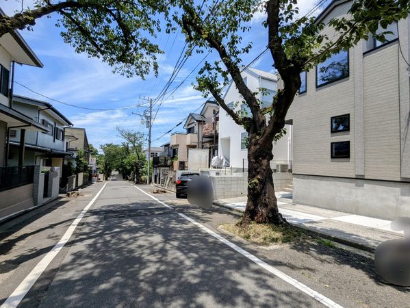 戸塚区平戸町 新築戸建 1号棟 前面道路含む外観