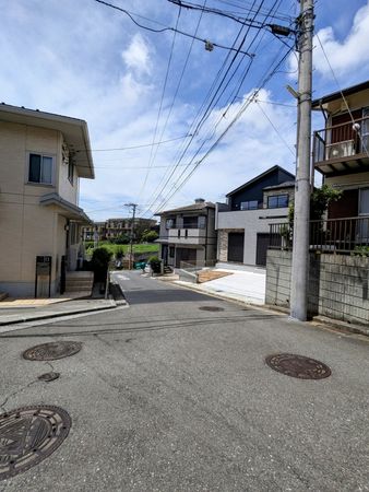 戸塚区名瀬町 新築戸建 1号棟 前面道路含む外観 戸塚区名瀬町 新築戸建 1号棟 前面道路含む外観