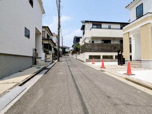 前面道路含む外観