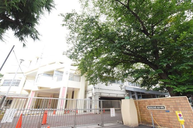 グランシティ横濱保土ケ谷 横浜市立初音が丘小学校（約990ｍ）