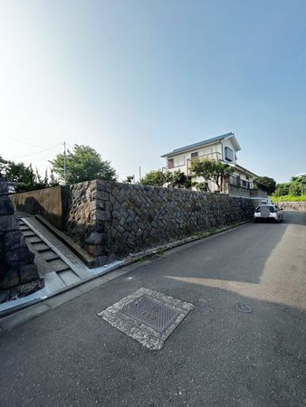 逗子市小坪4丁目 前面道路含む外観 逗子市小坪4丁目 前面道路含む外観
