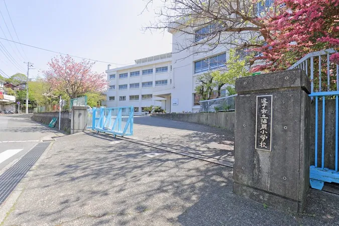徒歩5分。少人数学級・通級指導教室を採用している小学校です。HPにて、学校だよりがご覧いただけます。