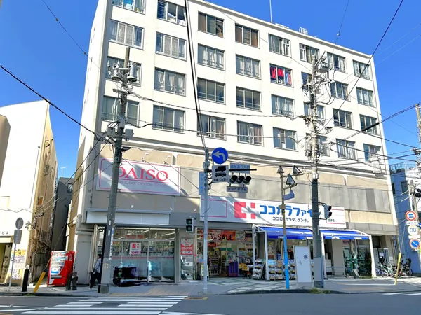 徒歩6分。営業時間は9:00～19:00
