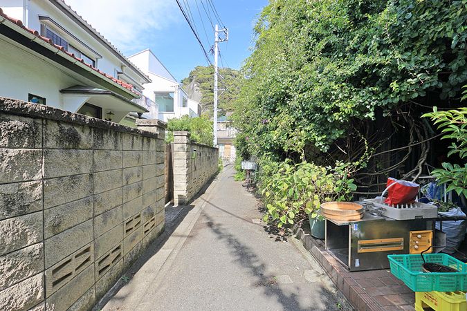 逗子市逗子7丁目 古家付土地 前面道路含む外観
