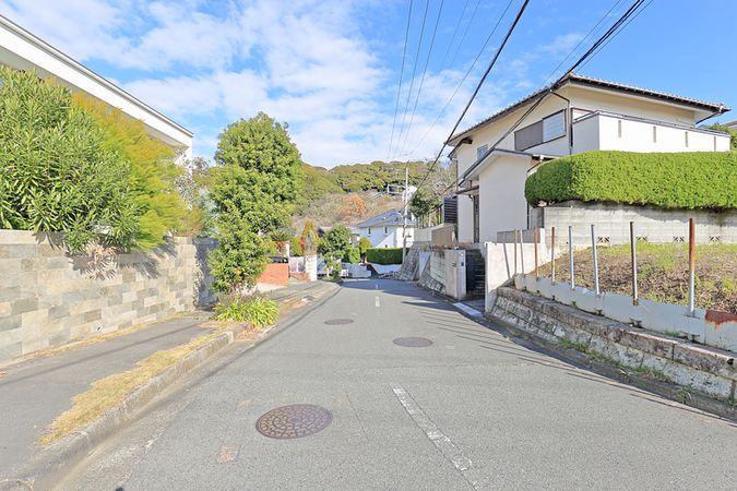 浦郡葉山町堀内 前面道路含む外観