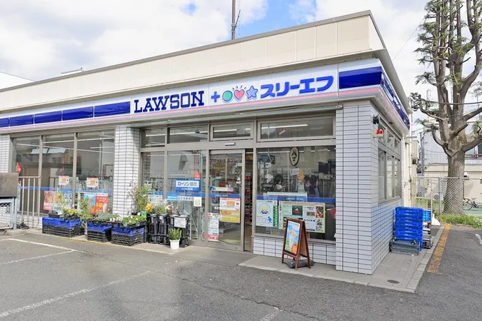 徒歩5分。ATM・ローソンコーヒー・コピー・Wifiに対応しています。24時間営業の為、急な買い足しなどに対応できます。