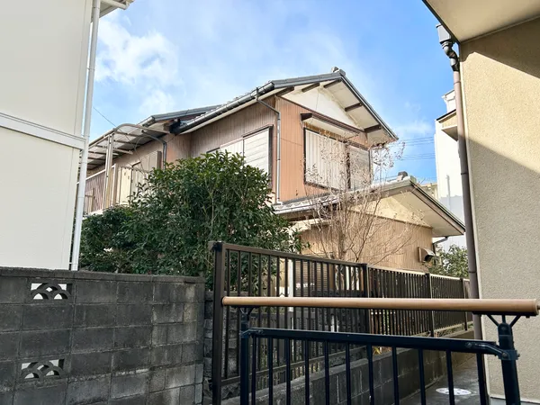 【土地写真】現況古家有。実際の陽当たりや窓・バルコニーの位置などを確認してから住まい作りをスタートできます。