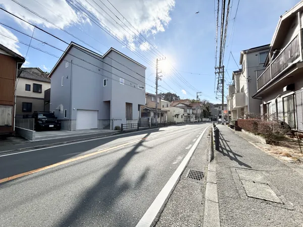 【前面道路】徒歩10分圏内に小学校があるため、お子様のいるご家庭にもおすすめです。