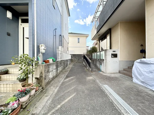 【前面道路】前面は主に住民の方が通行する道路のため、不要な来訪者を防ぐ立地です。