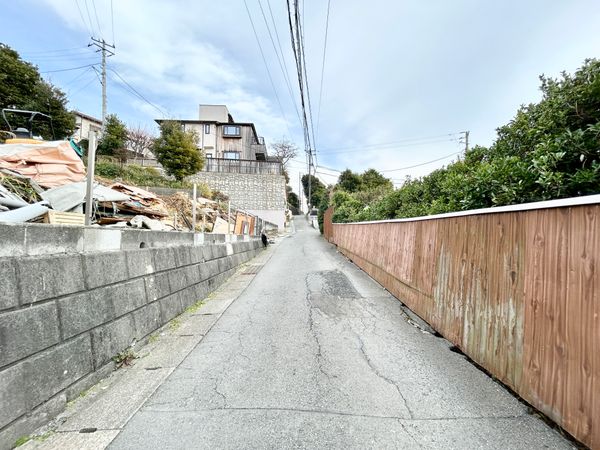 三浦郡葉山町堀内 土地 前面道路含む外観 三浦郡葉山町堀内 土地 前面道路含む外観