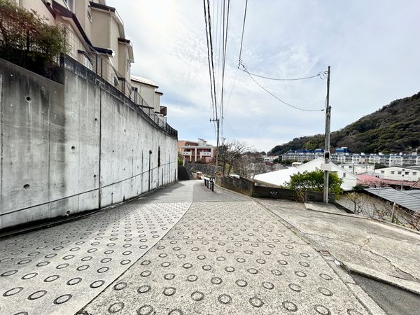 三浦郡葉山町一色 土地 前面道路含む外観 三浦郡葉山町一色 土地 前面道路含む外観
