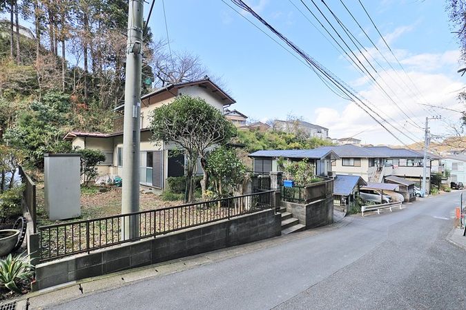 逗子市沼間1丁目(古家付土地) 前面道路含む外観 逗子市沼間1丁目(古家付土地) 前面道路含む外観
