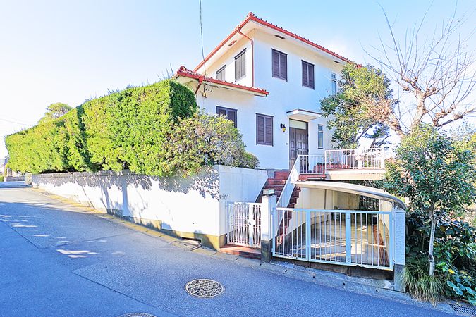 逗子市小坪2丁目(古家付き土地) 前面道路含む外観