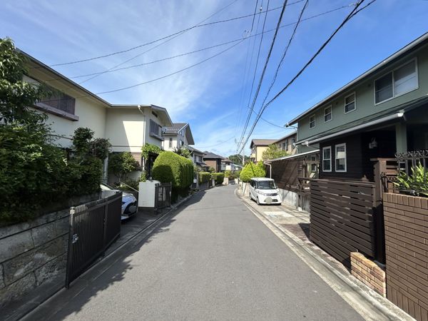 逗子市久木8丁目 土地 前面道路含む外観
