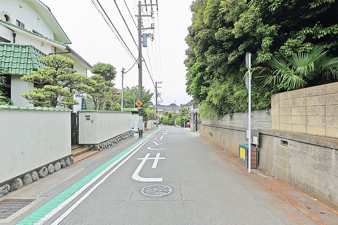 葉山町堀内 古家付き土地 前面道路含む外観 葉山町堀内 古家付き土地 前面道路含む外観