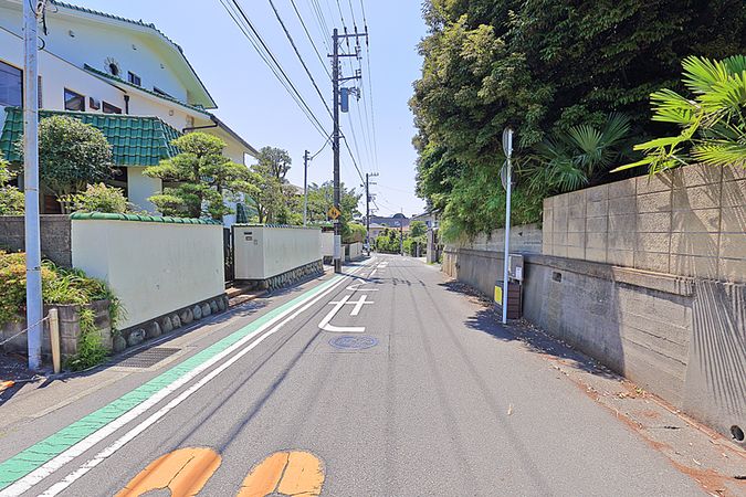 葉山町堀内 古家付き土地 前面道路含む外観 葉山町堀内 古家付き土地 前面道路含む外観