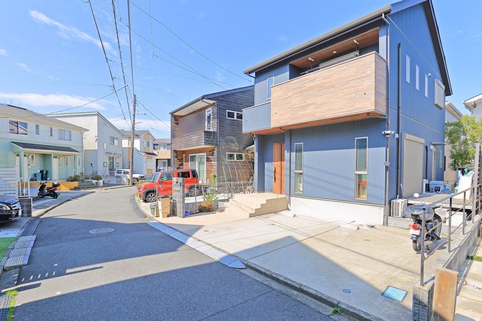 三浦郡葉山町長柄 前面道路含む外観 三浦郡葉山町長柄 前面道路含む外観