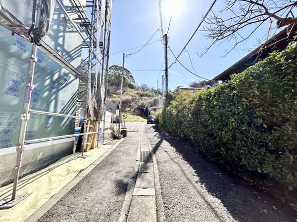 逗子市沼間3丁目 新築戸建 1号棟 前面道路含む外観