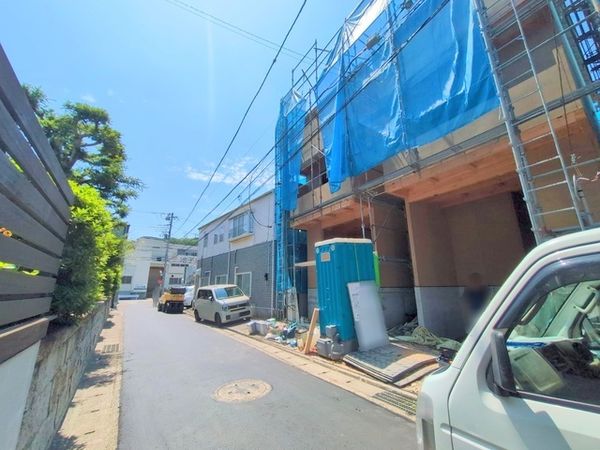 逗子市池子2丁目(新築戸建)1号棟 前面道路含む外観