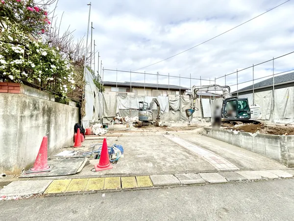 【土地写真】バス停からは徒歩約5分の距離。辻堂駅までのバス便も豊富でです。