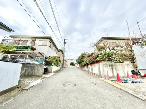 【前面道路】前面は車通りが少ない道路のため、毎日の出入りも安心です。