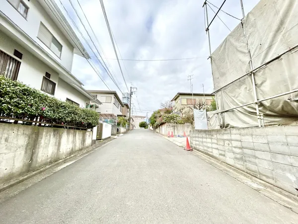 【前面道路】周辺は湘南ライフタウンの閑静で整った街並みが広がります。