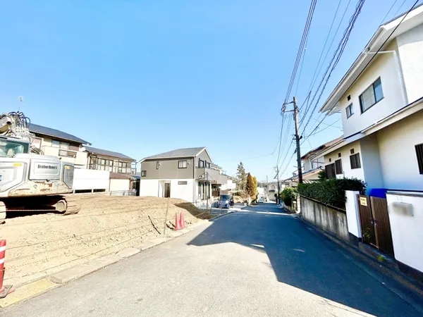 【前面道路】周辺は湘南ライフタウンの閑静で整った街並みが広がります。