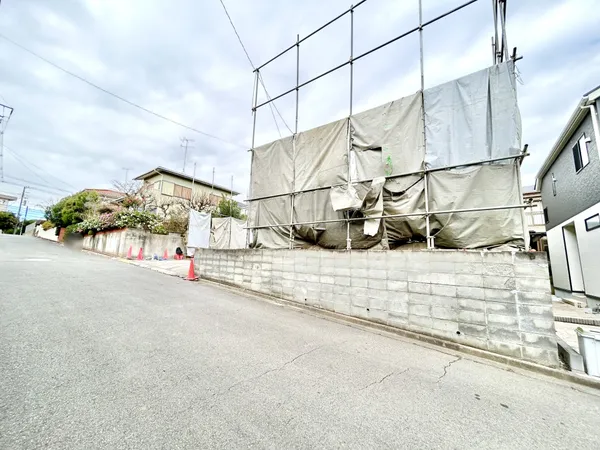 【土地写真】バス停からは徒歩約5分の距離。辻堂駅までのバス便も豊富でです。