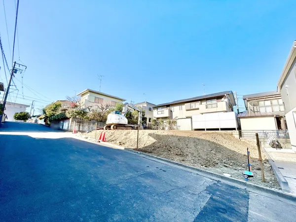 【土地写真】バス停からは徒歩約5分の距離。辻堂駅までのバス便も豊富でです。