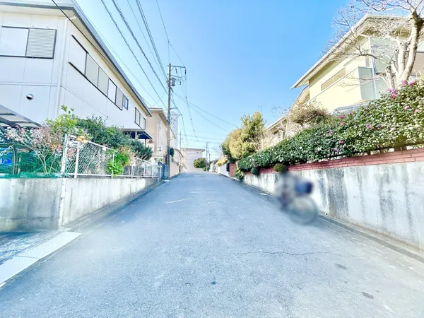 【前面道路】前面は車通りが少ない道路のため、毎日の出入りも安心です。